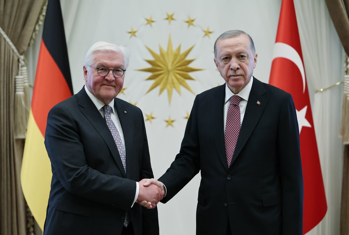 Cumhurbaşkanımız Sayın Recep Tayyip Erdoğan, Türkiye’ye resmî ziyarette bulunan Almanya Federal Cumhuriyeti Cumhurbaşkanı Frank-Walter Steinmeier’i Cumhurbaşkanlığı Külliyesi’nde resmî törenle karşıladı.