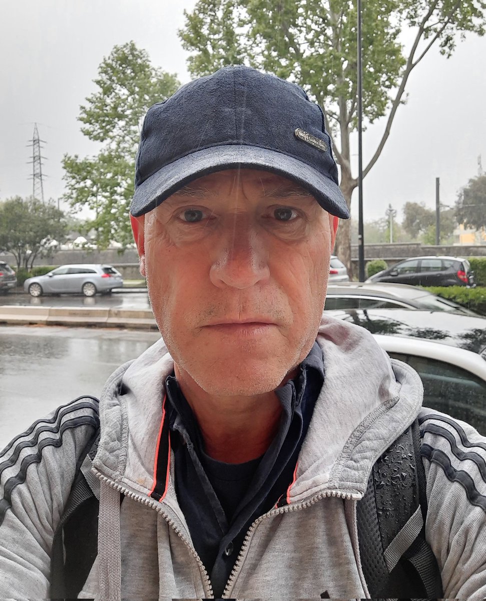 Gisteren in Florence nog lopend door de regen naar het vliegveld, hopend dat het in Nederland beter en warmer weer zou zijn. #nietdus