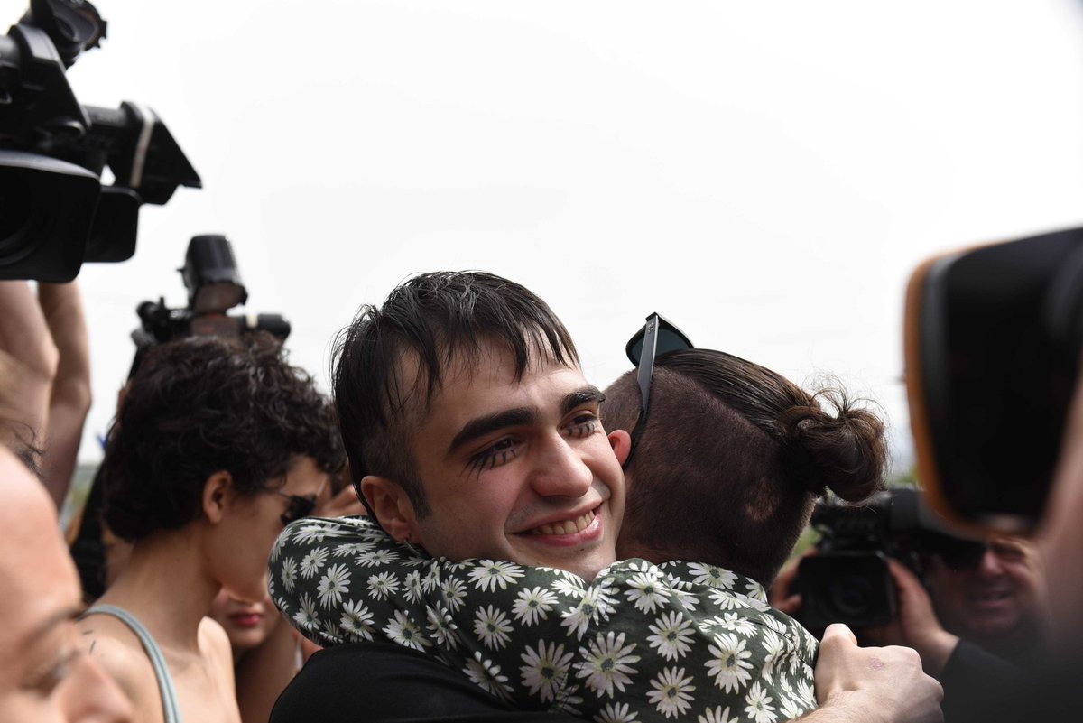 Lazare Grigoriadis, who was arrested last year after foreign agents' first protest, just left prison a year after after President @Zourabichvili_S pardoned him.