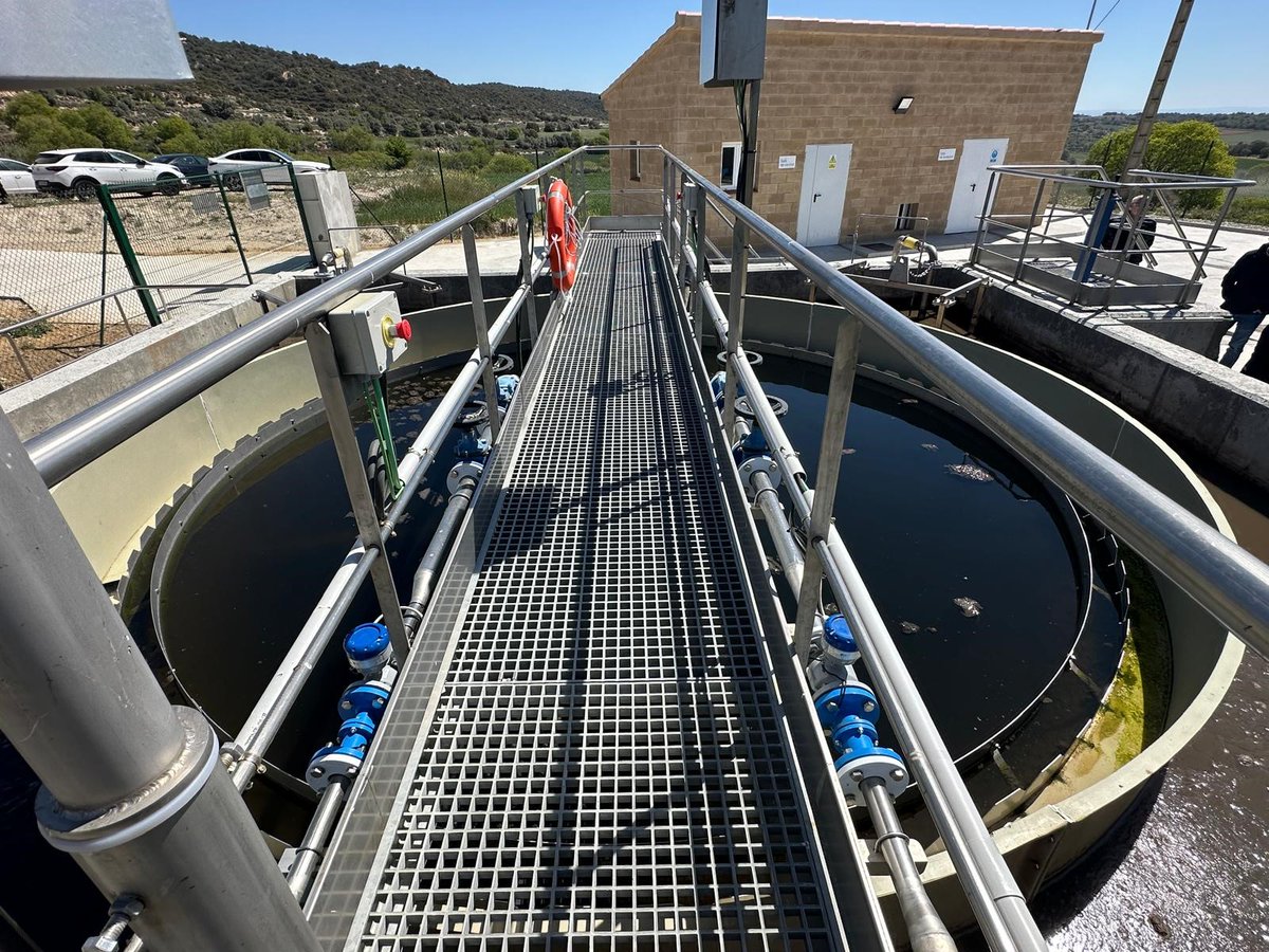 aigua_cat's tweet photo. .@aigua_cat posa en funcionament la #depuradora de #Cubells (@ajCubells), la dotzena en servei a la #Noguera.
💦La planta té una capacitat per a tractar més de 138 m3/dia i sanejarà les aigües residuals de tot el municipi.
👉Més informació a la nota: https://t.co/QhoqWn0cgG https://t.co/XXenRHr1BA