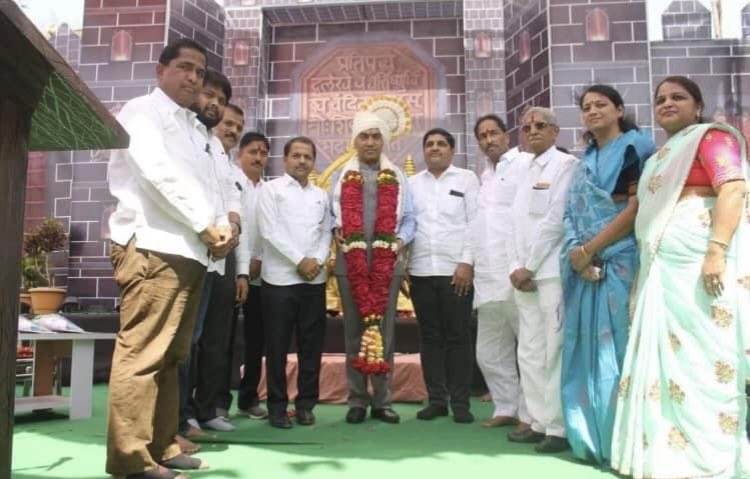 Anilpatilmadha9's tweet photo. अभिष्टचिंतन…
बरोबर एक वर्षांपूर्वी गोवा राज्याचे मुख्यमंत्री मा.ना.डॅा.प्रमोद सावंत यांनी माढा शहराला भेट दिली होती. आज त्यांचा वाढदिवस.
अतिशय उत्साहवर्धक वातावरणात माढा शहरवासीयांनी व सामाजिक-राजकीय नेते,कार्यकर्त्यांनी स्वागत केले.
मा.@DrPramodPSawant यांना मनःपुर्वक शुभेच्छा. https://t.co/lFcIAzSiFO