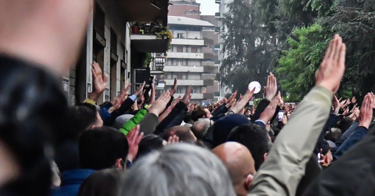 La formazione neonazista Do.Ra festeggia la propria fondazione nel giorno del compleanno di Adolf Hitler, ad Azzate in provincia di Varese.

La Digos era impegnata a manganellare i manifestanti pro-Palestina.
#Piantedosi_dimettiti