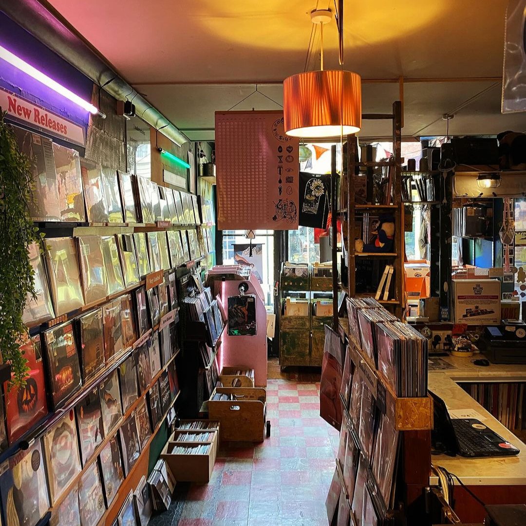 Come enjoy a slice of @PieVinyl as they chat about their perfect recipe for record shop success! Be careful, it’s hot! 🥧 Get to know Steve and the team from Pie & Vinyl in Southsea, this month’s featured store ☕✨ Get the full story: bit.ly/3Qg3LkO