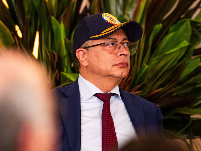 Horadelaverdad's tweet image. #DailyCop "A los escándalos de Petro se le suma el de Daily Cop, donde había un modelo de negocio supuestamente con criptomonedas y se quedó con $120.000 mil millones de los incautos que cayeron en manos de ellos. ¿$120.000 mil millones que en una proporción seguramente fue a