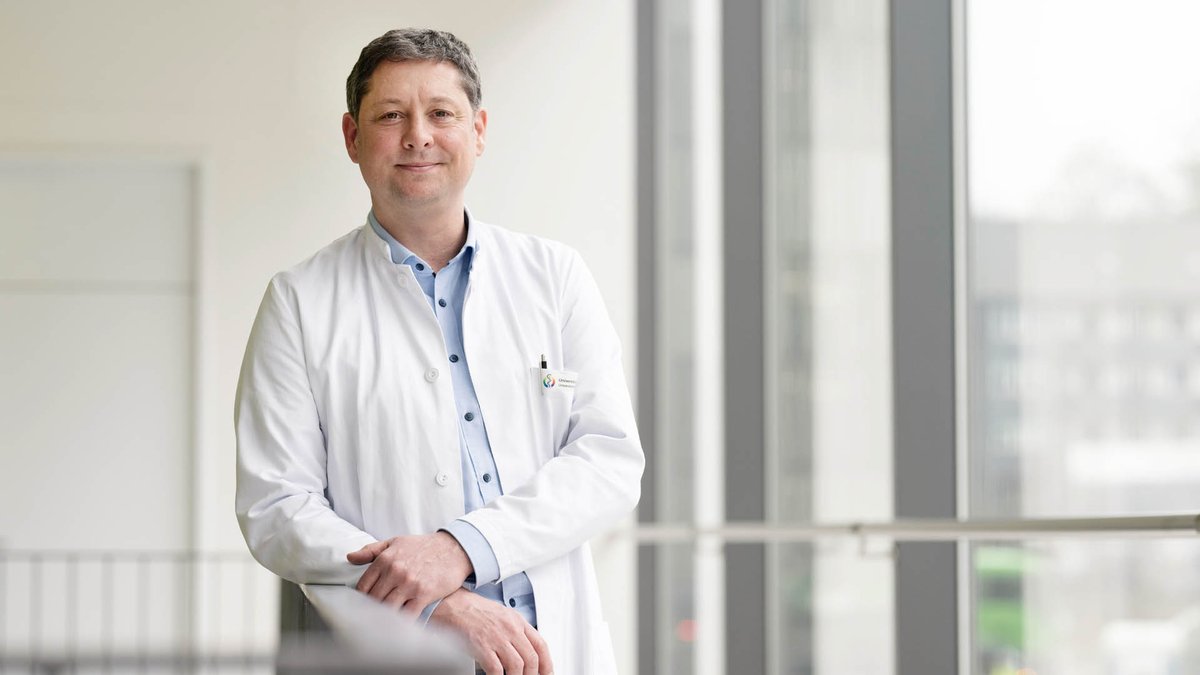 unidue's tweet photo. #NeuanderUDE: Wie sich ein #Leberkarzinom frühzeitig diagnostizieren und optimal behandeln lässt und wie eng es mit der #Fettleber zusammenhängt, erforscht Dr. Jan Best @UniklinikEssen. Er hat ist neuer Professor für Translationale #Hepatologie @MedEssen. https://t.co/m67DK6qwtn https://t.co/WqDUDr6EFI