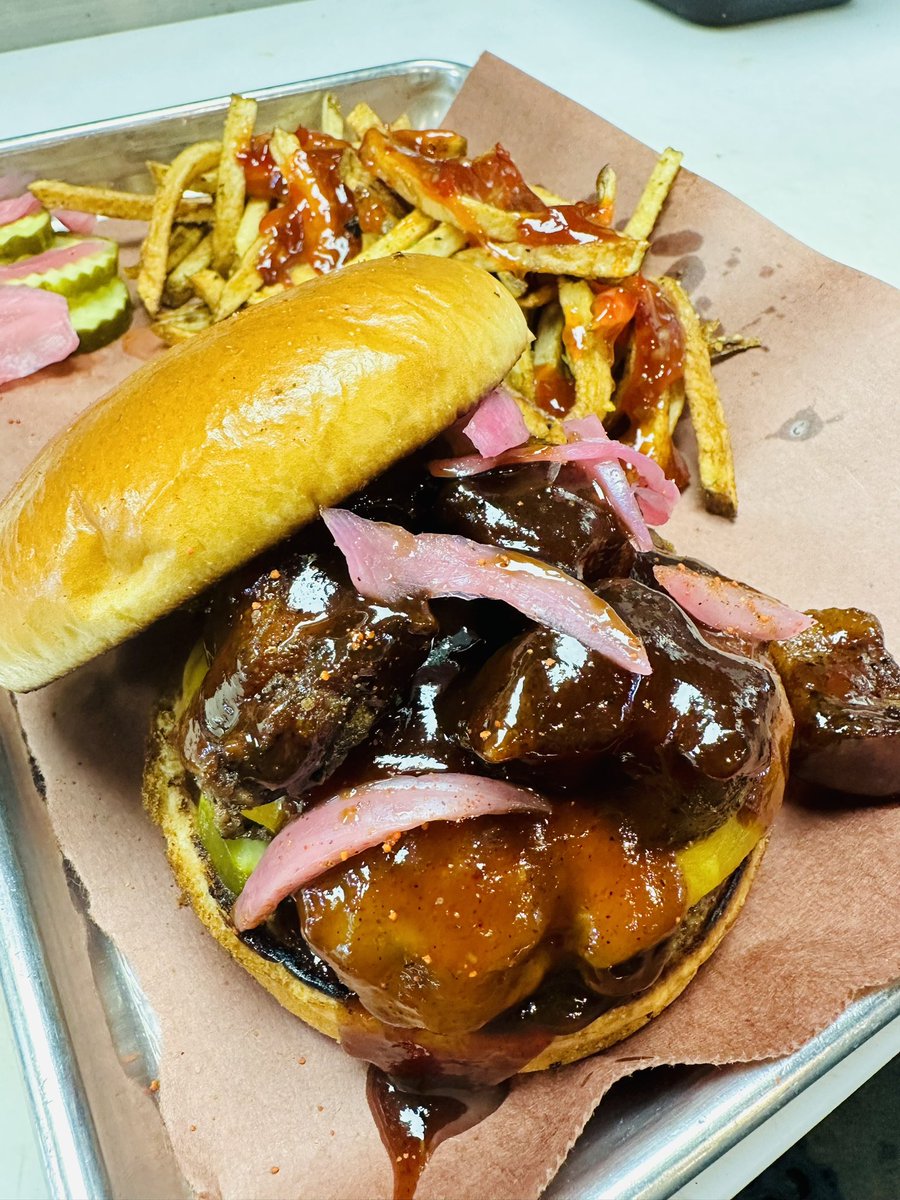 BbqRigs's tweet photo. The “What’s Up Brother👆🏽” Burger!

1/2 LB Burger, Honey Chipotle Rub, Cheddar Cheese, Pork Belly Burnt Ends, Honey Jalapeño Glaze, Pickled Onions, Buttered Brioche!
Served with Cowboy Fries with Sweet Thai Chili Drizzle

@thesketchreal #burger #bbq #burntends #smoked #sketch https://t.co/fQOgBVoWdV