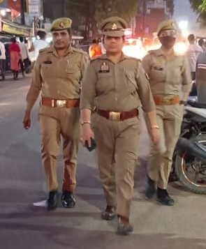 पुलिस अधीक्षक @bbgtsmurthyips के निर्देशन में व ASP के मार्गदर्शन में लोकसभा चुनाव के दृष्टिगत जनपद में शांति एवं कानून व्यवस्था बनाये रखने हेतु महिला थाना पुलिस द्वारा अपने क्षेत्र में पैदल गस्त कर आम-जनमानस को सुरक्षा का भरोसा दिलाया गया। #FootPatrolling