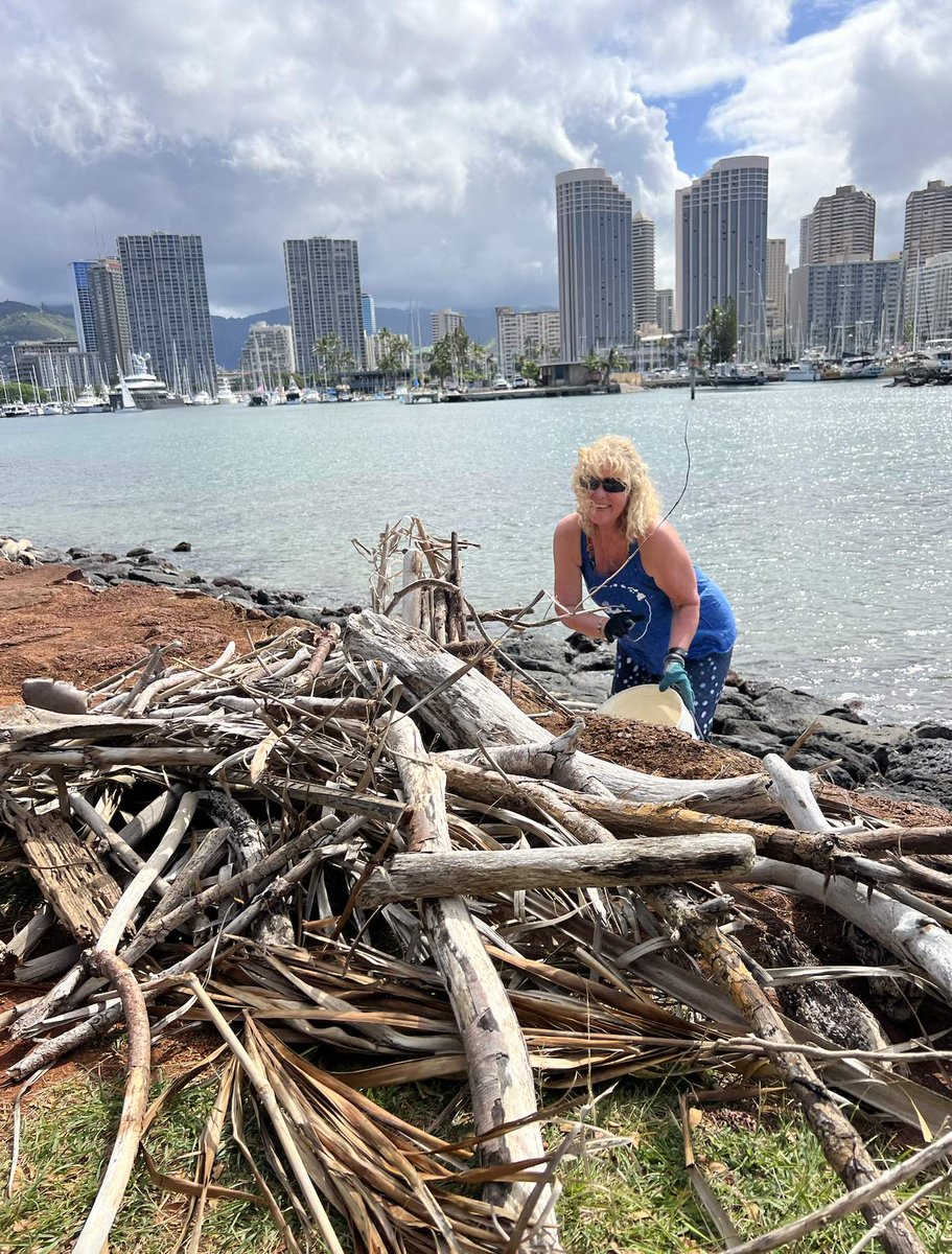 Last weekend, our Hawai'i team joined Nudi Wear for an #EarthDay cleanup! 🌎 As a CORAL corporate partner, Nudi Wear donates 5% of every sale to support our reef conservation efforts. Dive into their ocean-inspired activewear and be part of the change 🪸👉 hubs.la/Q02tW_j80