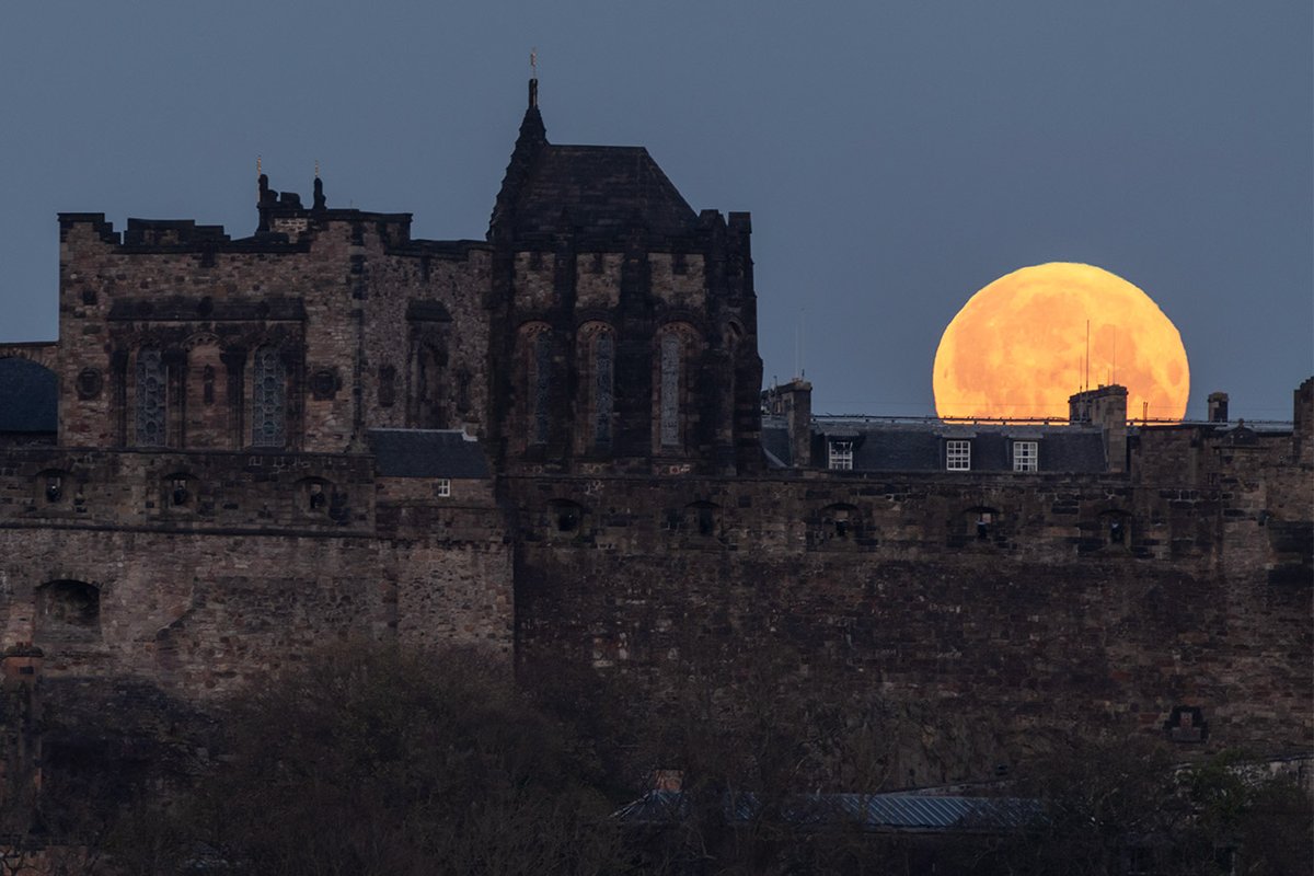 Full moon setting this morning behind the Scottish National War Memorial at @edinburghcastle