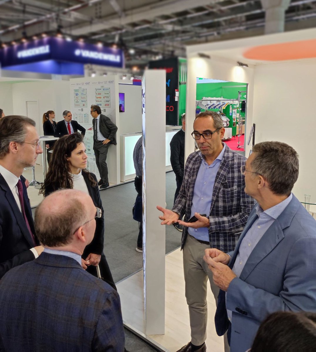 ACIMIT_info's tweet image. Day 2 at #Techtextil2024!
Thanks to Italian consul Massimo Darchini and ITA Trade Commissioner in Berlin Ferdinando Fiore for visiting us in the Italian pavilion!