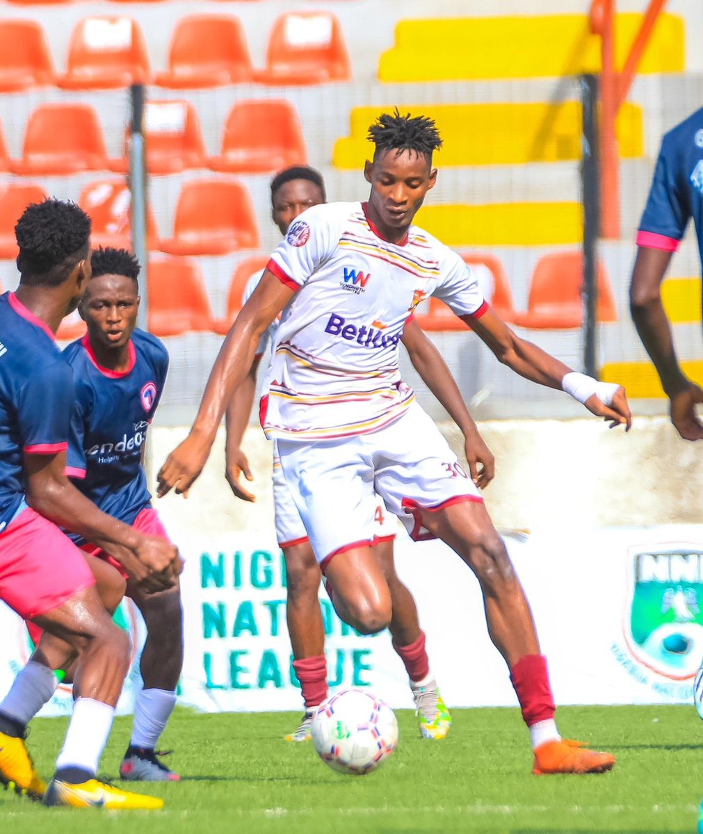 📊| 𝐏𝐋𝐀𝐘𝐄𝐑 𝐈𝐍 𝐅𝐎𝐂𝐔𝐒 🔍 Name: Kelechi Onwe. Position: Defensive Midfielder Club: @IkoroduCityFC Match Stats vs Inter Lagos Touches in Opp Half - 12 Passes (comp) - 23(19) Forward Passes - 14 Clearances - 5 Aerial Duels - 8(6) Tackles - 8(5) Possession lost - 2