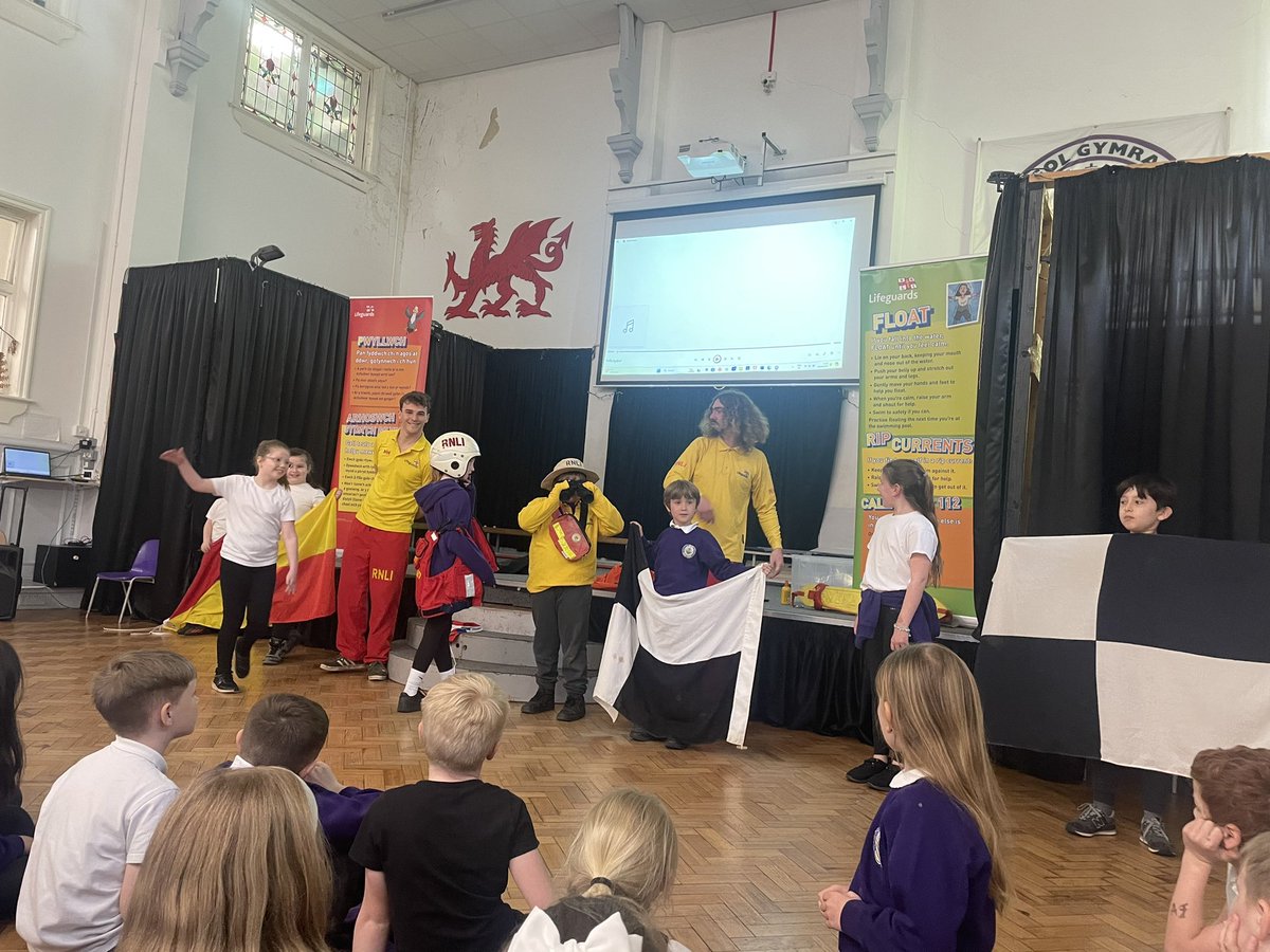 Diolch yn fawr i’r <a href="/RNLI/">RNLI</a> am ddod i wneud cyflwyniad ar sut i gadw’n ddiogel ar y traeth 🌊
Thank you very much to the <a href="/RNLI/">RNLI</a>  for the presentation on how to stay safe on the beach 🌊