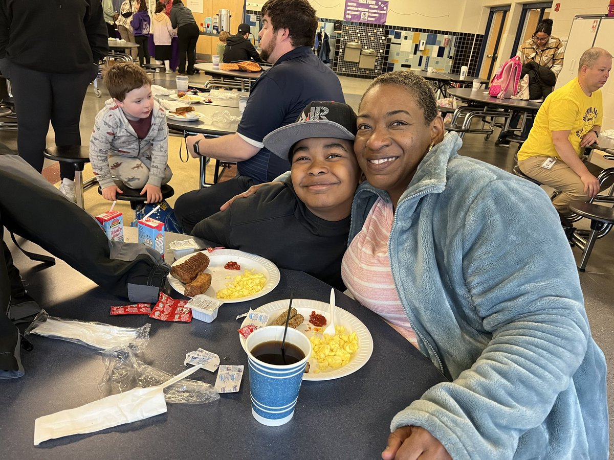 westbristolK8's tweet photo. What a great start to the day at WB! We partnered with our @BristolFRC and the Watch DOGS (dads of great students) to enjoy a family breakfast and seed planting activity! @BristolCTSchool @bristol_heart https://t.co/7tGSZuvI3l