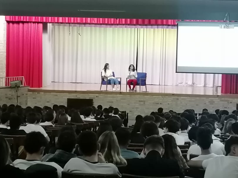 patrociniosj's tweet photo. 🗣️🏋️‍♂️Charla para 3º y 4º de ESO y #Bachillerato sobre el vínculo entre el deporte, la salud y el bienestar. Una iniciativa del equipo de Educación Física y el Departamento de Orientación, en preparación para el #DíaDelDeportePSJ ¡Potenciando cuerpos y mentes sanas! ���🌟 https://t.co/HJ23JXQmry