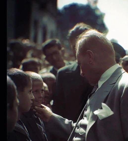 Atatürk'ün bir çocukla çekilen en güzel fotoğrafı Atatürk'ün bir baba şefkatiyle çocukla ilgilenmesi, Anadolu çocuğunun devletin lideriyle yan yana gelişi, mutlu ve meraklı bakışı... Cumhuriyet kokuyor