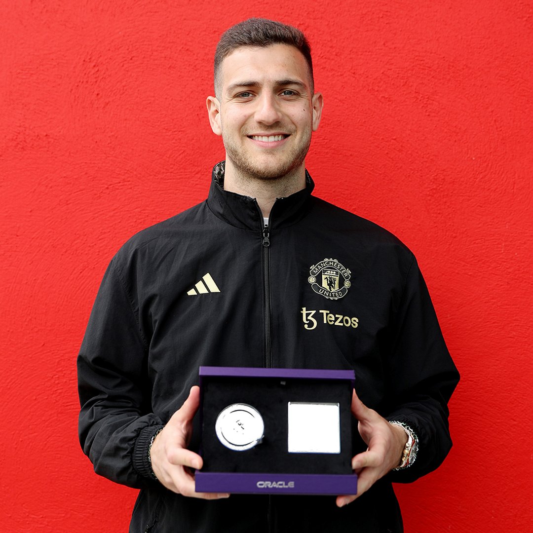 Cast an eye over these photos... @B_Fernandes8: 5️⃣0️⃣ #PL goals 🎯 @DalotDiogo: 1️⃣0️⃣0️⃣ #PL games 🎓 Achievements to be proud of 👏🇵🇹 #MUFC || @PremierLeague