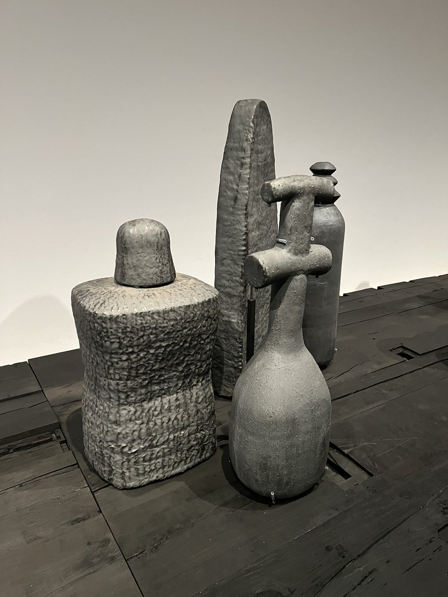 #シアスターゲイツ展. #アフロ民藝 行ってきた。感動したのは陶芸作品に対する耐震対策。美しさと同時にしっかり対策された耐震設定工具はデザインチームの本気度を感じました。本当に美しいので注目してみて。 #森美術館 #mori_art_museum #TheasterGates