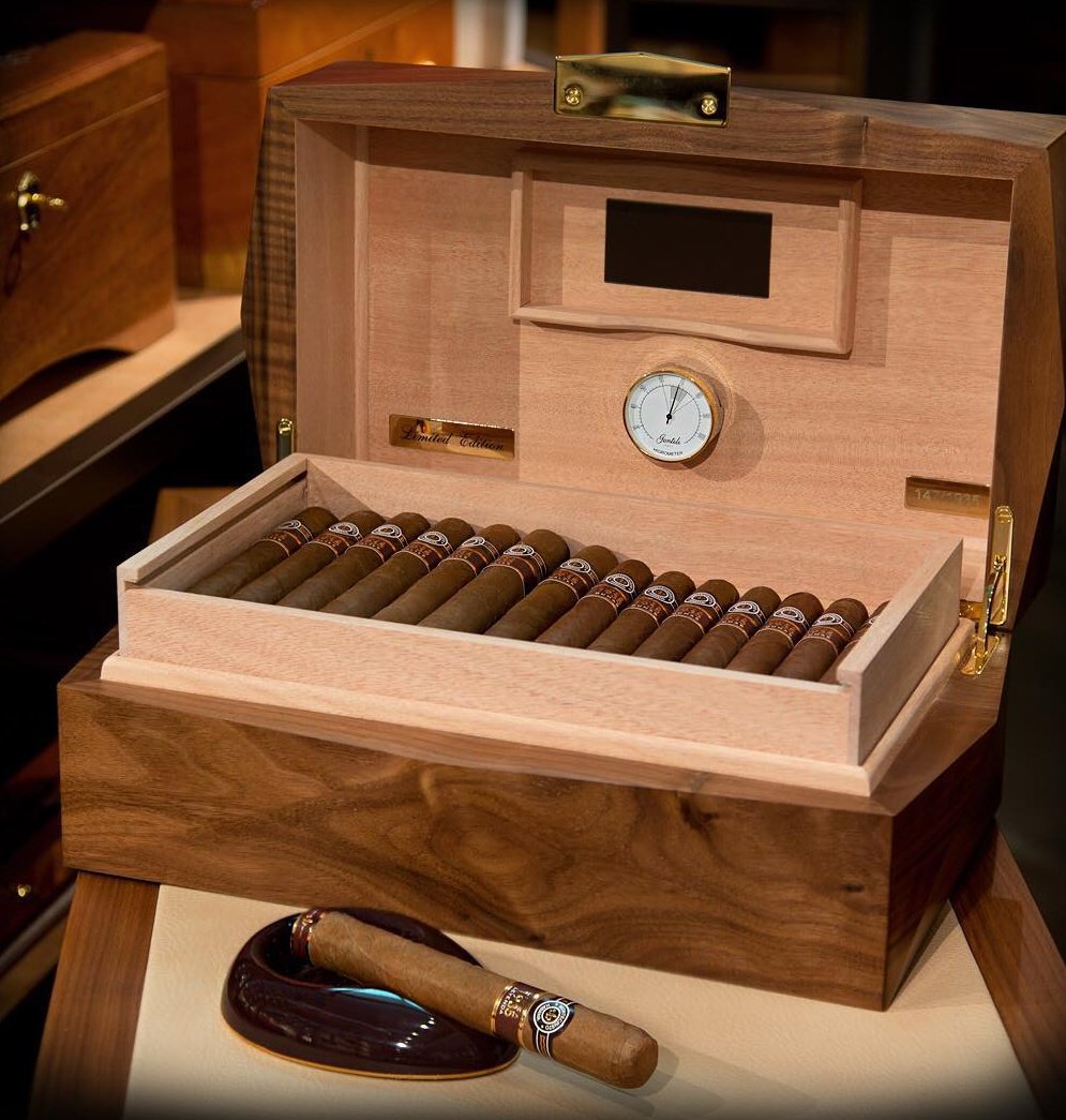 Montecristo Linea 1935 Humidor with 20 Leyenda, 20 Maltes and 20 Dumas ! Plus a complementary Linea 1935 ashtray. Only 1935 humidors were made worldwide.