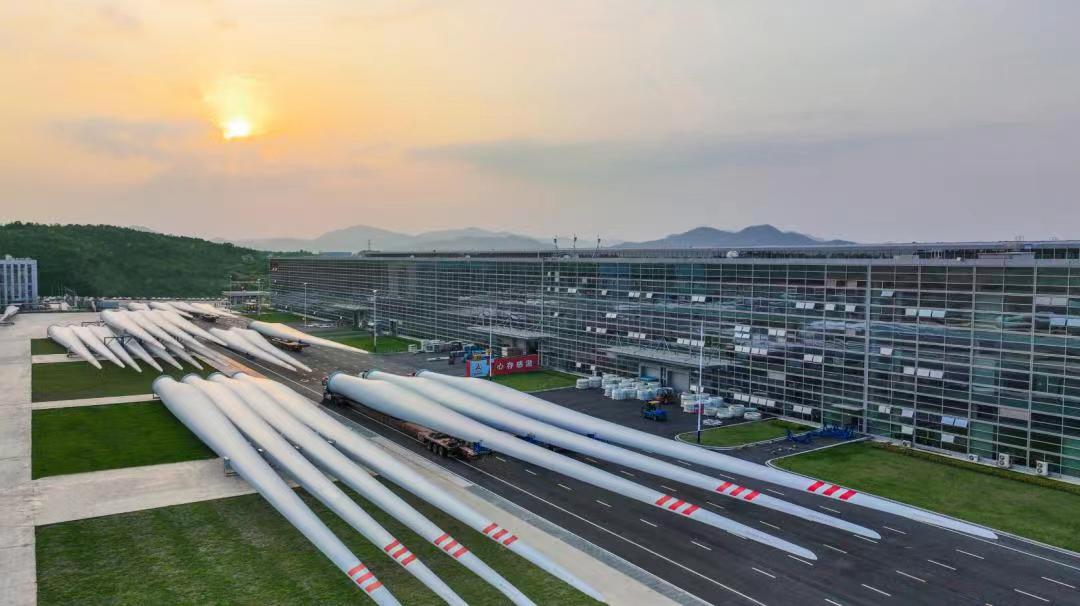The world's first onshore longest wind turbine blade successfully rolled off the production line  in Bayannur, #InnerMongolia, marking a significant breakthrough in technological research and product innovation for China's wind power industry.
#ChinaEconomy