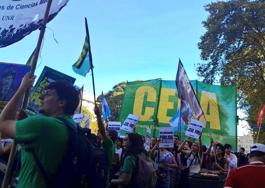 ptpcaba's tweet photo. marcha historica la comunidad universitaria y educativa en unidad, en defensa de la universidad pública y gratuita contra el ajuste de Milei
#MarchaUniversitaria 
@lualdidiego https://t.co/cVsM5oPXfc