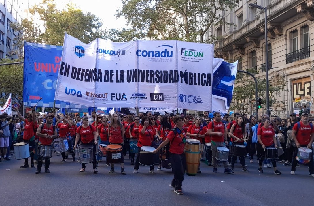 ptpcaba's tweet photo. marcha historica la comunidad universitaria y educativa en unidad, en defensa de la universidad pública y gratuita contra el ajuste de Milei
#MarchaUniversitaria 
@lualdidiego https://t.co/cVsM5oPXfc