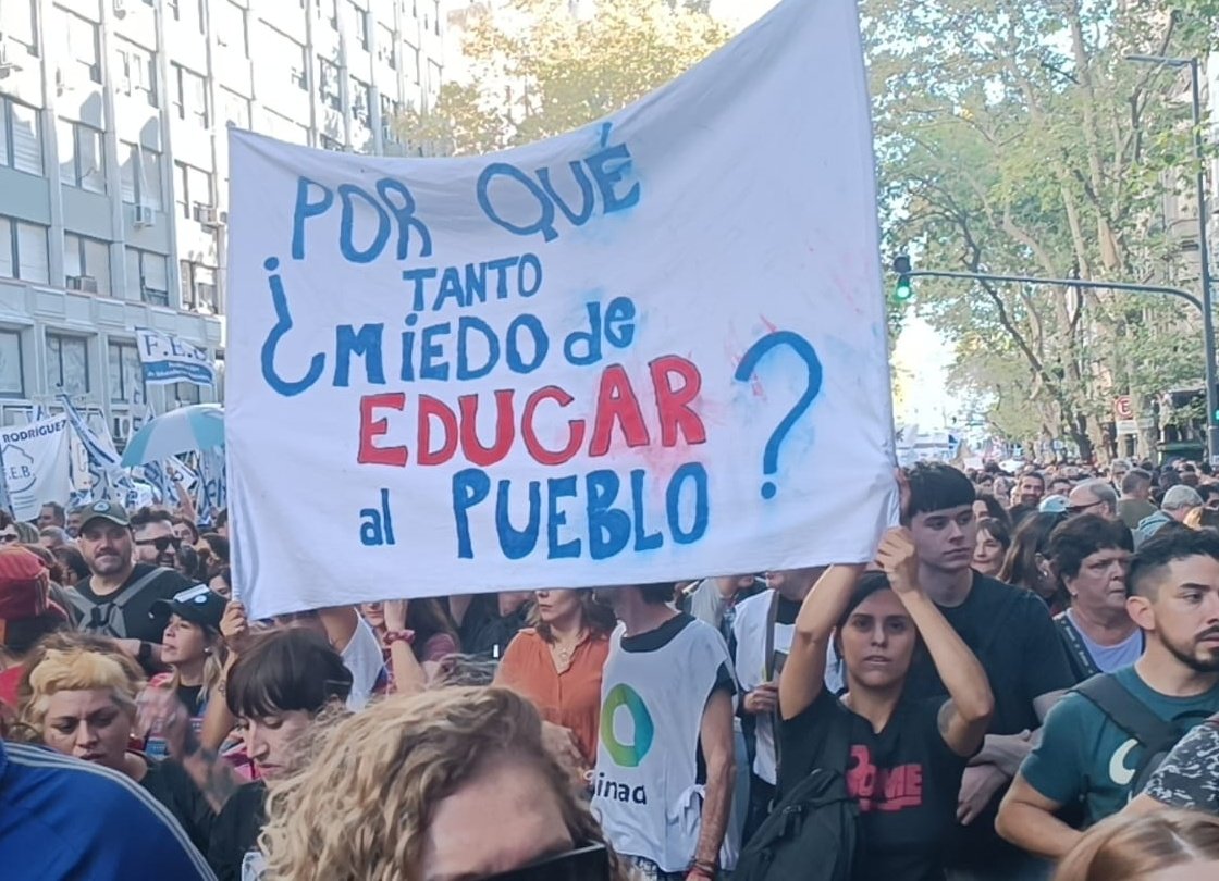 ptpcaba's tweet photo. marcha historica la comunidad universitaria y educativa en unidad, en defensa de la universidad pública y gratuita contra el ajuste de Milei
#MarchaUniversitaria 
@lualdidiego https://t.co/cVsM5oPXfc