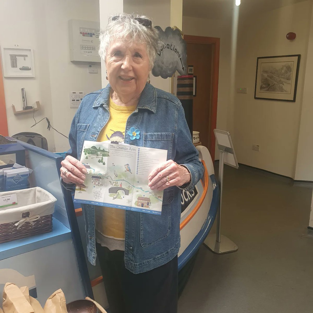 FourteenLocks's tweet photo. What a wonderful surprise this afternoon, canal royalty paid us a visit. Lorna is the great niece of Harry Roberts whom the bridge is named after. According to Lorna "he was a bit of a boy" 😂
#fourteenlocks #mbact #boats #canal #family #heritage https://t.co/trHwhiXIks