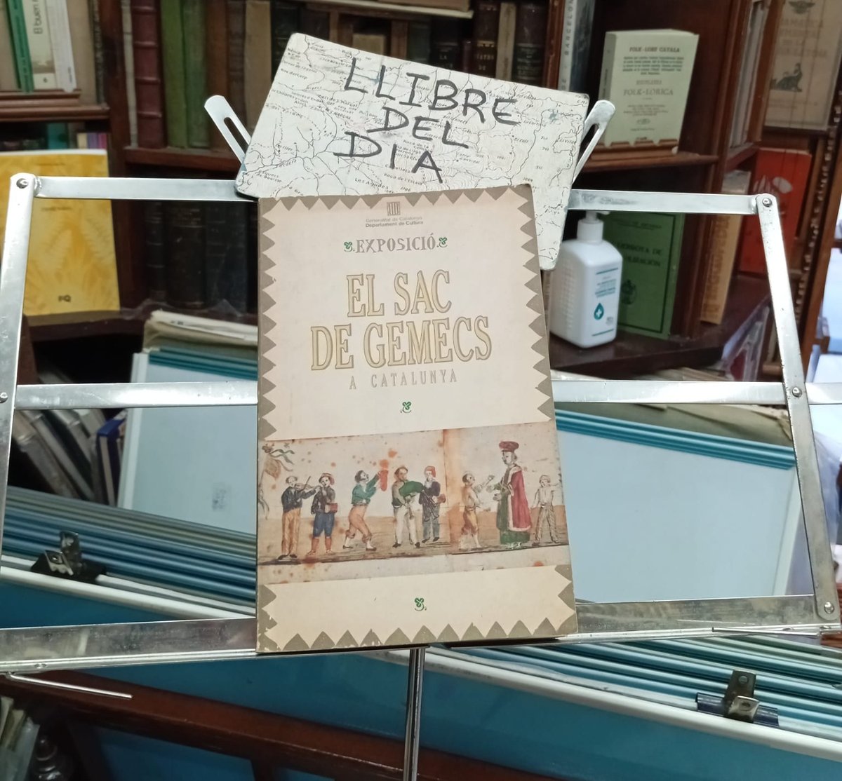 LlibreDelPalau's tweet photo. El sac de gemecs a Catalunya. (El sac de gemecs o cornamusa, instrument molt representatiu en la música tradicional) #llibredeldia #librodeldia #livredujour #bookoftheday #música #instrumentsmusicals #tradicions #sociedad #llibres #libros #books #llibresegonamà https://t.co/wJAVoQgqZE