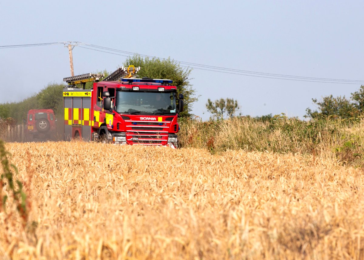 If you're a farmer, you know you must notify us if you're storing 25 tonnes+ of nitrates. To help our firefighters respond safely & protect the environment, we're encouraging farmers across #Kent #Medway to tell us if they're storing over one tonne. More: kent.fire-uk.org/farming-and-la…