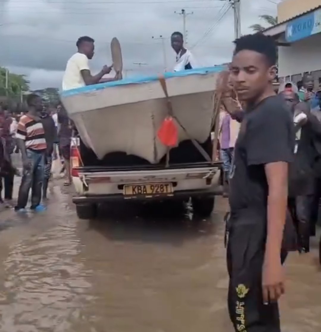TheNairobiTimez's tweet photo. Eric Omondi currently doing more than what the government has done in response to the floods in Nairobi City. Watch👇 https://t.co/KEcTXFL6pR