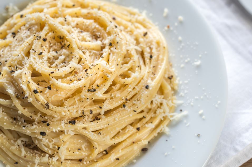 Spaghetti Cacio e Pepe 💚🤍❤️ The simple yet flavorful combination of cheese and pepper perfectly complements al dente pasta. 🇮🇹😋 lip.guide/recipe