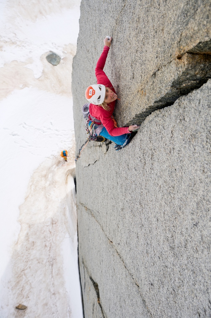 📸 Freja Shannon on Fissure Leroux on the Rognon des Cosmiques. Crafted from over 60 years of alpine experience, every piece of clothing and equipment in our alpine collection strikes the balance between alpine efficiency and performance: bit.ly/SummerAlpineCo…