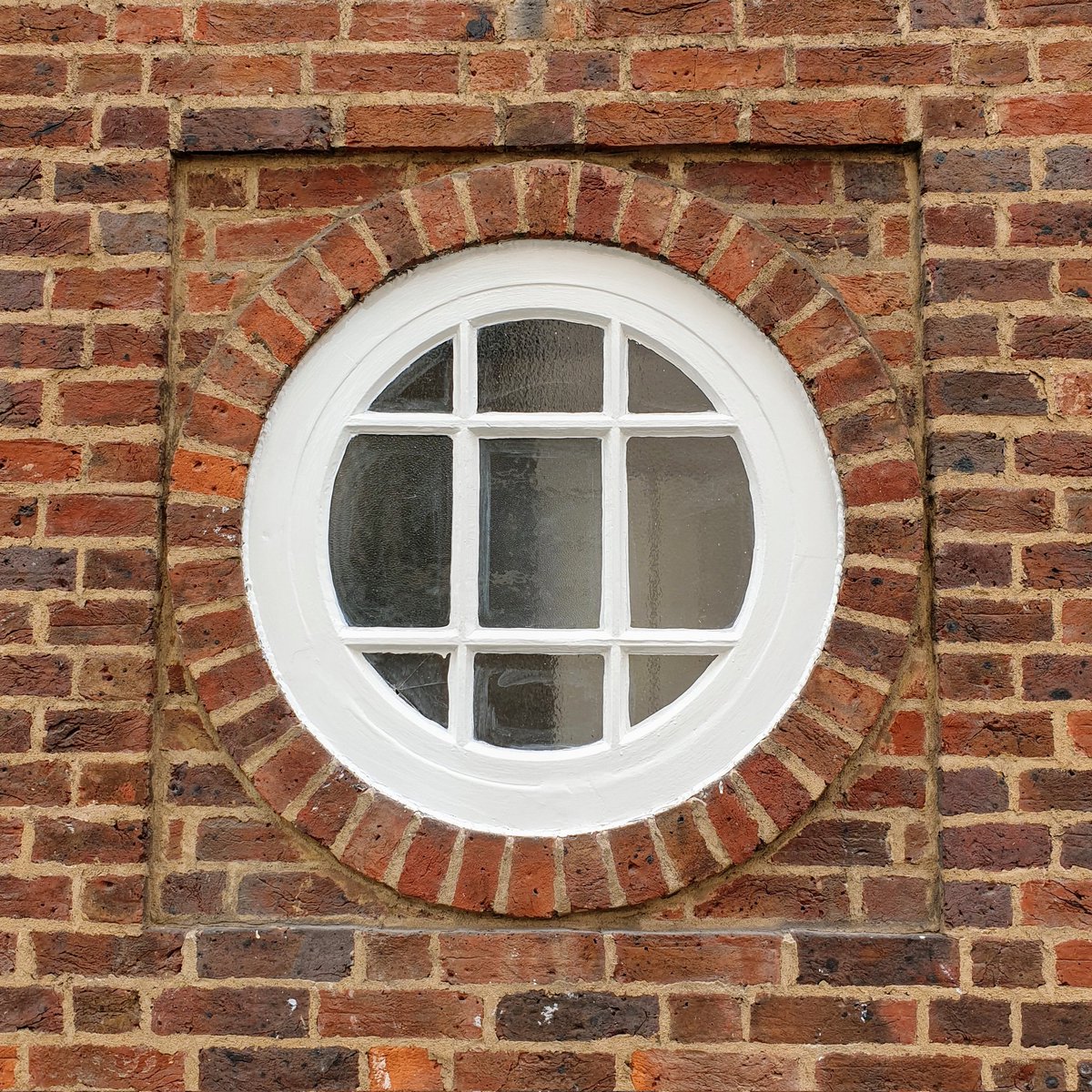 Always love a round window. St James's, London #windowsonwednesday #architecturephotography #streetsoflondon #lifeinlondon #stjamess #brickwork