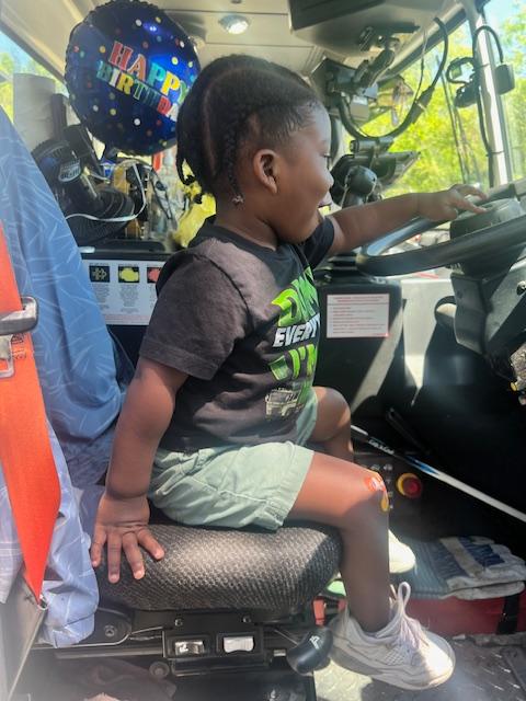 Waste_Pro_USA's tweet photo. ๐๐๐ We love celebrating special occasions! One of our Pro-Buddies birthday wishes was a visit from his favorite Waste Pros. Thank you for sharing your special day with us!
#WasteProBirthdayBuddy #FutureWastePro #GarbageFan #CaringForOurCommunities #BiggestFan https://t.co/hCgmxRpnYl