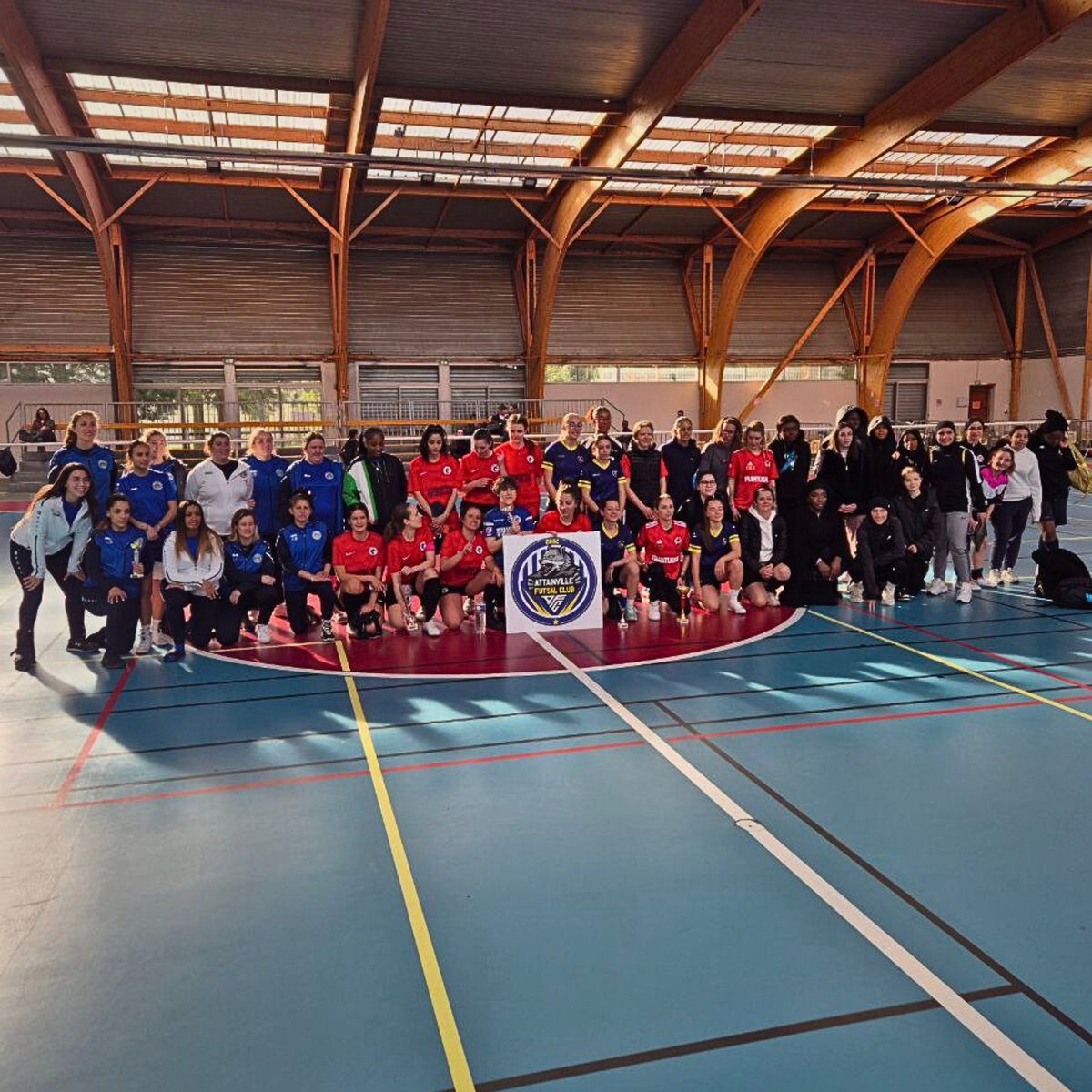 VikingClubParis's tweet photo. 𝗔𝘁𝘁𝗮𝗶𝗻𝘃𝗶𝗹𝗹𝗲 𝗪𝗼𝗺𝗲𝗻’𝘀 𝗖𝗨𝗣 🏆 : la première édition de ce tournoi s’est déroulée où le 𝑉𝑖𝑘𝑖𝑛𝑔 𝐶𝑙𝑢𝑏 𝑃𝑎𝑟𝑖𝑠 à su décroché un trophée &amp; notre joueuse 𝗠𝗮𝗿𝘄𝗮 : 𝑡𝑟𝑜𝑝ℎ𝑒́𝑒 𝑑𝑒 𝑚𝑒𝑖𝑙𝑙𝑒𝑢𝑟𝑒 𝑔𝑎𝑟𝑑𝑖𝑒𝑛𝑛𝑒 𝑑𝑢 𝑡𝑜𝑢𝑟𝑛𝑜𝑖.⚫️🔴 #VKP https://t.co/Hd76o1GNVa