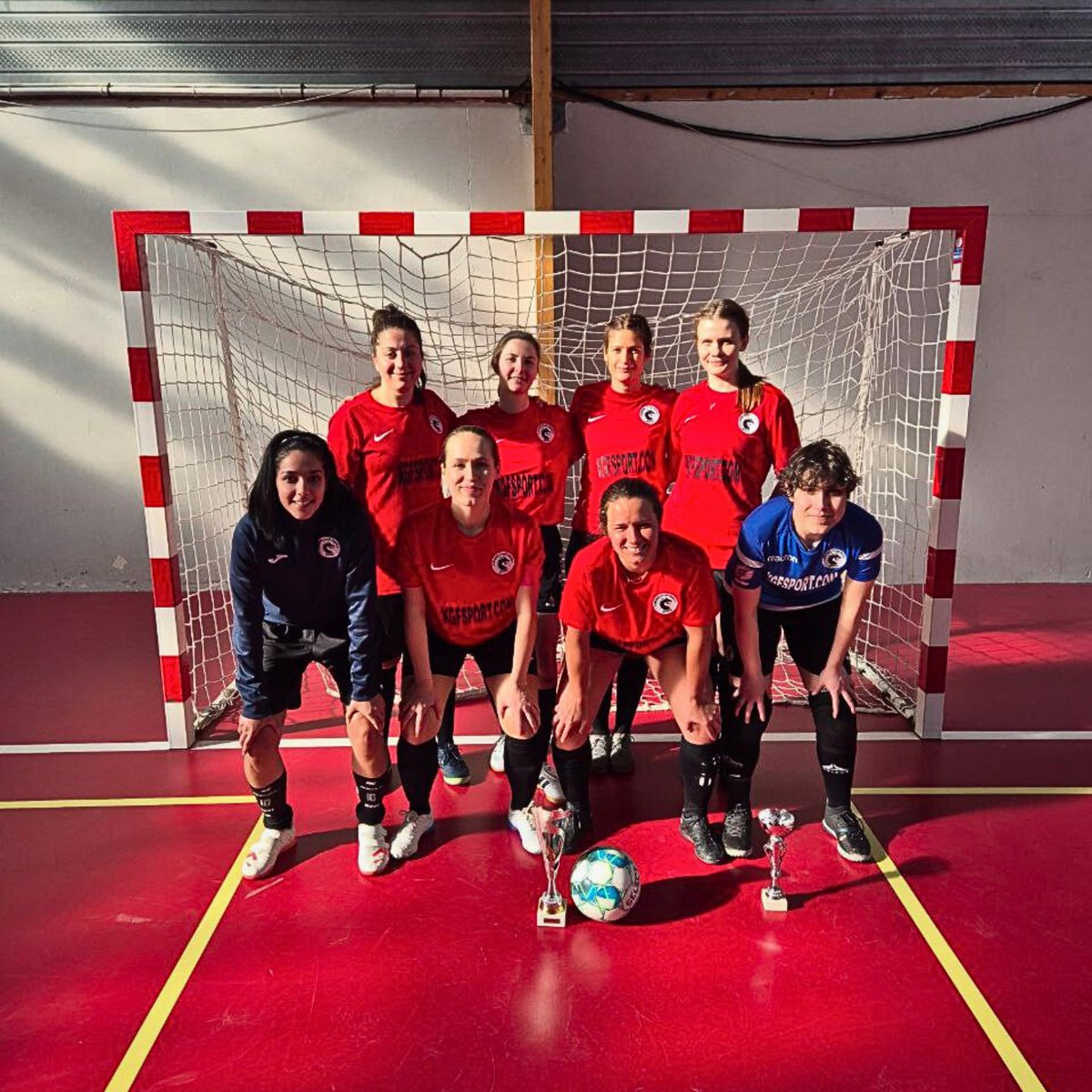 VikingClubParis's tweet photo. 𝗔𝘁𝘁𝗮𝗶𝗻𝘃𝗶𝗹𝗹𝗲 𝗪𝗼𝗺𝗲𝗻’𝘀 𝗖𝗨𝗣 🏆 : la première édition de ce tournoi s’est déroulée où le 𝑉𝑖𝑘𝑖𝑛𝑔 𝐶𝑙𝑢𝑏 𝑃𝑎𝑟𝑖𝑠 à su décroché un trophée &amp; notre joueuse 𝗠𝗮𝗿𝘄𝗮 : 𝑡𝑟𝑜𝑝ℎ𝑒́𝑒 𝑑𝑒 𝑚𝑒𝑖𝑙𝑙𝑒𝑢𝑟𝑒 𝑔𝑎𝑟𝑑𝑖𝑒𝑛𝑛𝑒 𝑑𝑢 𝑡𝑜𝑢𝑟𝑛𝑜𝑖.⚫️🔴 #VKP https://t.co/Hd76o1GNVa