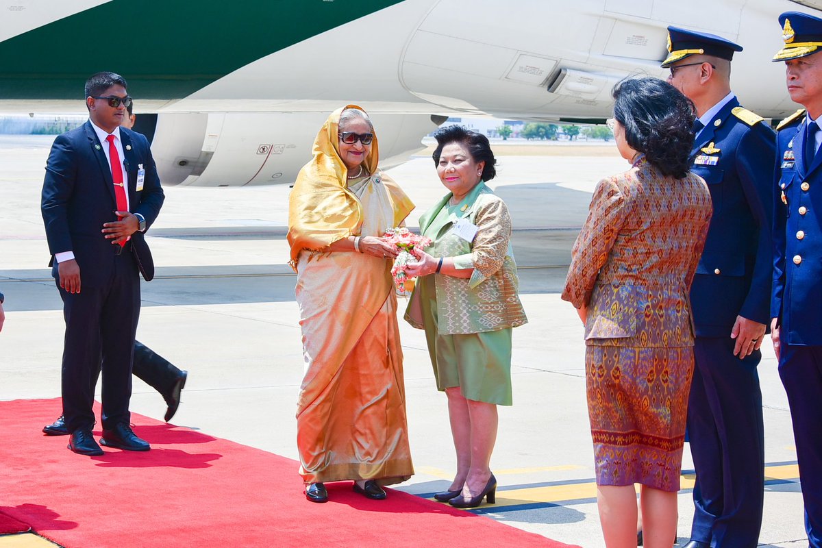 🇹🇭🇧🇩 รัฐบาลไทยให้การต้อนรับ เชค ฮาซีนา นรม. บังกลาเทศ ในโอกาสเยือนไทยอย่างเป็นทางการ ๒๔-๒๙ เม.ย. ๖๗ โดยมีนางพวงเพ็ชร ชุนละเอียด รัฐมนตรีประจำสำนักนายกรัฐมนตรี เป็นผู้แทน รบ. และ รมต. เกียรติยศ และ อธ. ศศิริทธิ์ฯ กรมพิธีการทูต ให้การต้อนรับ (๒๔ เม.ย. ๖๗)