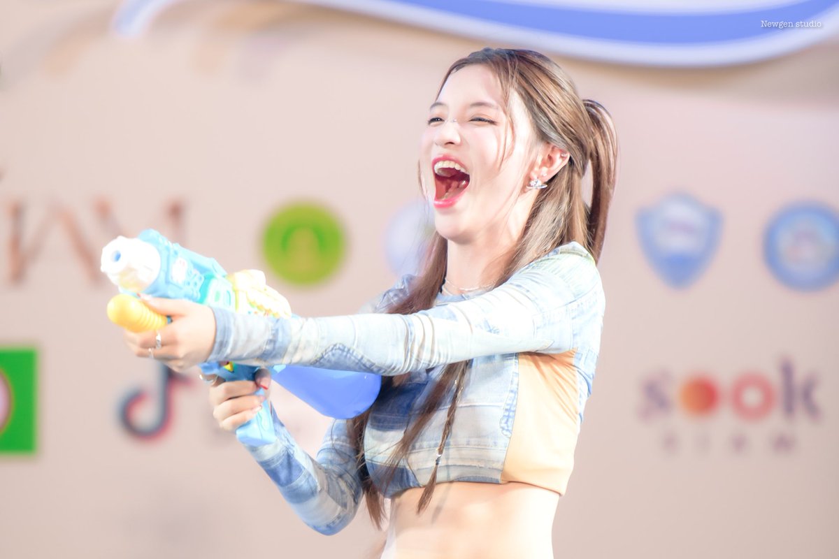 Newgenstudio48's tweet photo. 240420 Nothing makes me ‘happier’ than seeing you happy. 😊💙❄️
P.s.เจ้าหญิงหิมะแสนสวยเล่นน้ำสงกรานต์ ❄️🔫
#XUEYAO #曾雪瑶 #เจิงเสวี่ยเหยา #Gen1es #Gen1es_Xueyao #NewgenstudioG1 #ICONSIAMSongkranxGen1es https://t.co/NOG1POcZuc