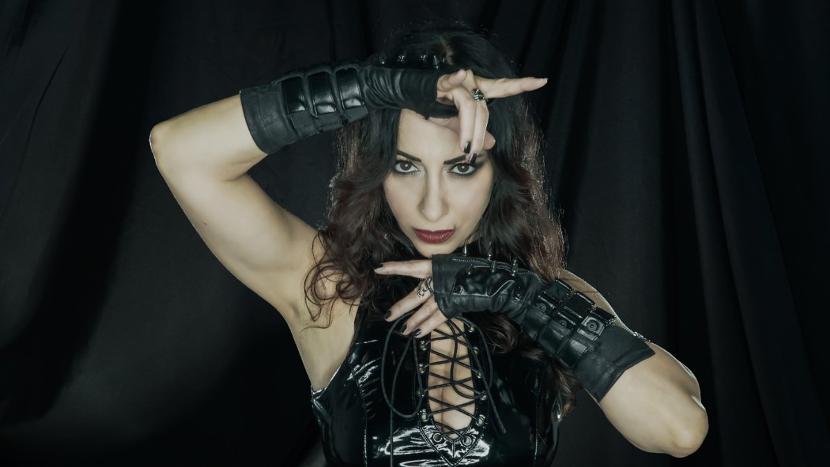 Horns up...always 🤘

@angela_secretrule wears @punkravestore 

#secretrule #metal #symphonicmetal #metalgirl #alternativegirl