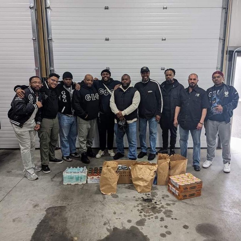 We appreciate alumni Gerald Davis, Robert Fleeting and brothers of Groove Phi Groove Social Fellowship Inc as they were able to assist those in need of basic essentials within the Central community Visit: ccsu.edu/mariasplace/sp… #WeAreCentral #CentralCT175 #fooddrive #alumni