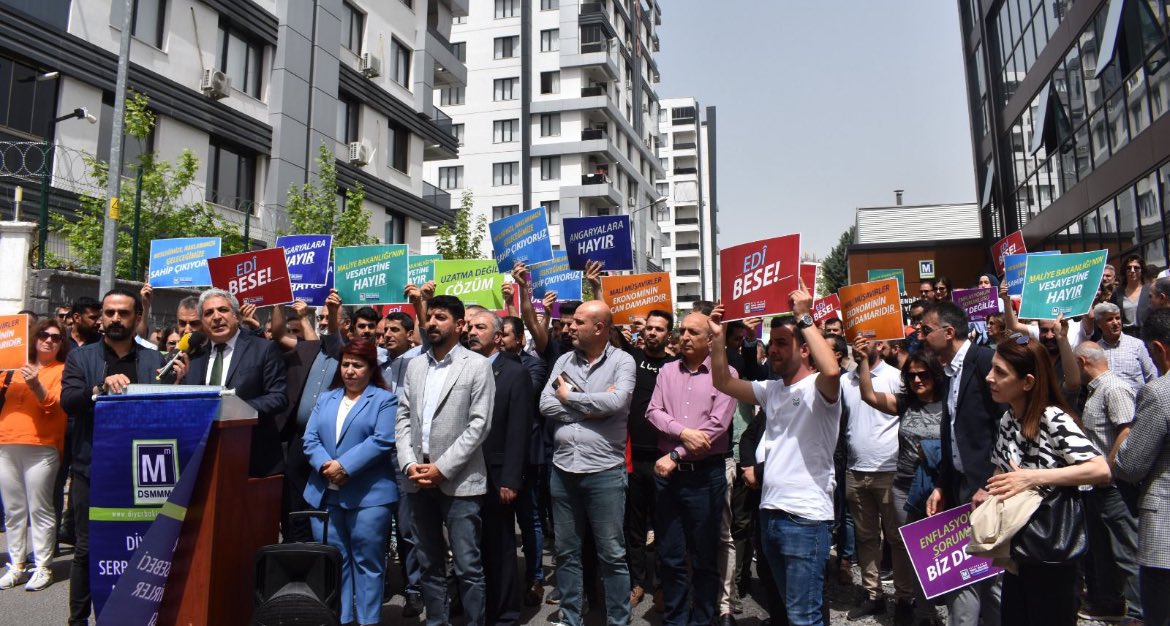 DSMMMO1's tweet photo. Mali Müşavirler  TÜRMOB un çağrısı ile Türkiye’de 81 ilde sokağa indi.
DSMMMO olarak bizlerde mesleki sorunlarımız, çözüm önerilerimiz ve taleplerimiz etrafında kenetlenip yek vücut haykırdık.Edi Besse!Bıçak Kemiğe DayandıBürolarımızYangın Yeri! Enflasyonun sorumlusu Biz Değiliz https://t.co/wjrrhNytW9