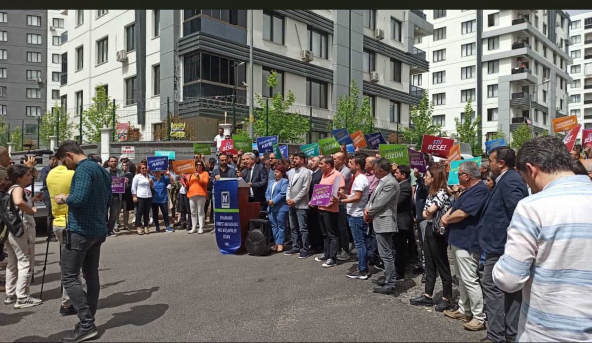 DSMMMO1's tweet photo. Mali Müşavirler  TÜRMOB un çağrısı ile Türkiye’de 81 ilde sokağa indi.
DSMMMO olarak bizlerde mesleki sorunlarımız, çözüm önerilerimiz ve taleplerimiz etrafında kenetlenip yek vücut haykırdık.Edi Besse!Bıçak Kemiğe DayandıBürolarımızYangın Yeri! Enflasyonun sorumlusu Biz Değiliz https://t.co/wjrrhNytW9