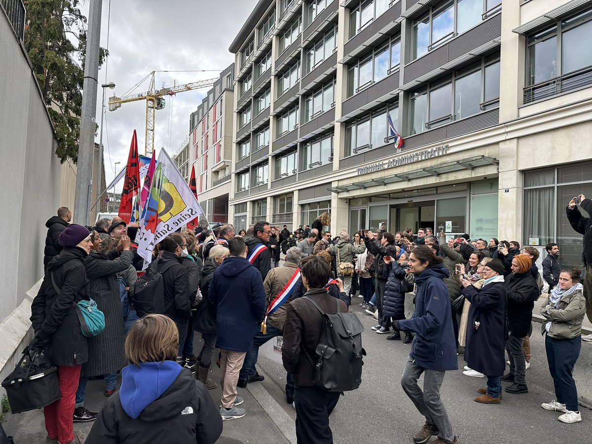 Une audience au TA de Montreuil particulièrement soutenue par les parents d’élèves, les profs et les politiques afin de défendre le respect de la dignité de la personne humaine des élèves du 93
#OnVeutDesProfs