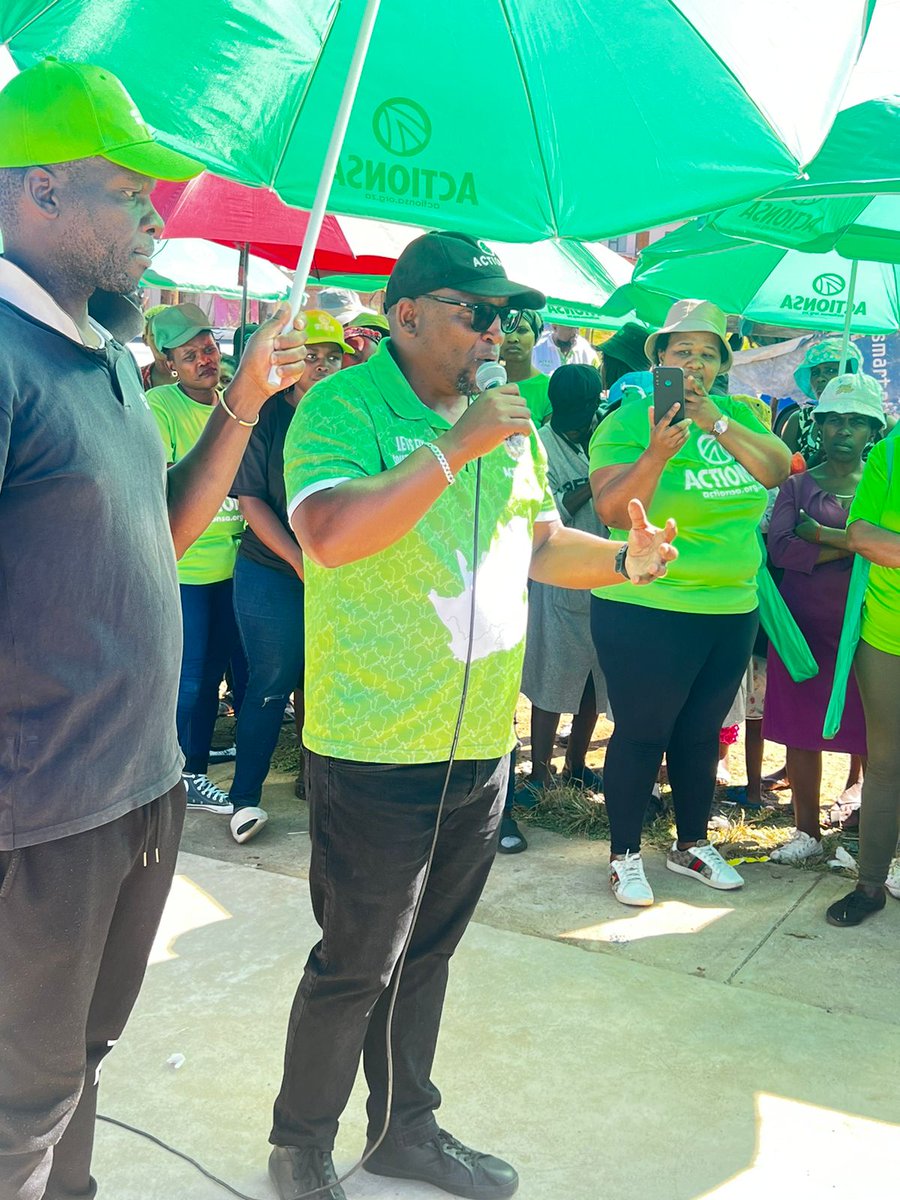 Action4SA's tweet photo. Soweto is going green! π
Our Gauteng Premier Candidate, @Funzi_Ngobeni, is in Doornkop Soweto Ward 50, addressing activists as they gear up for a door-to-door campaign within the community and spread the message of hope for a better country that ActionSA has to offer leading up to the 2024 Elections.
#OnlyActionWillFixGauteng πΏπ¦