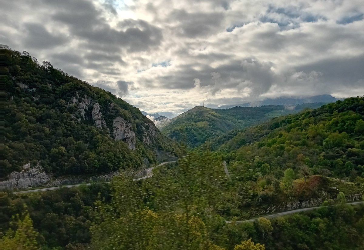 Estas carreteras sólo pueden llevar al Paraíso. Bajando Las Estazadas camino de Póo de Cabrales (Asturias)