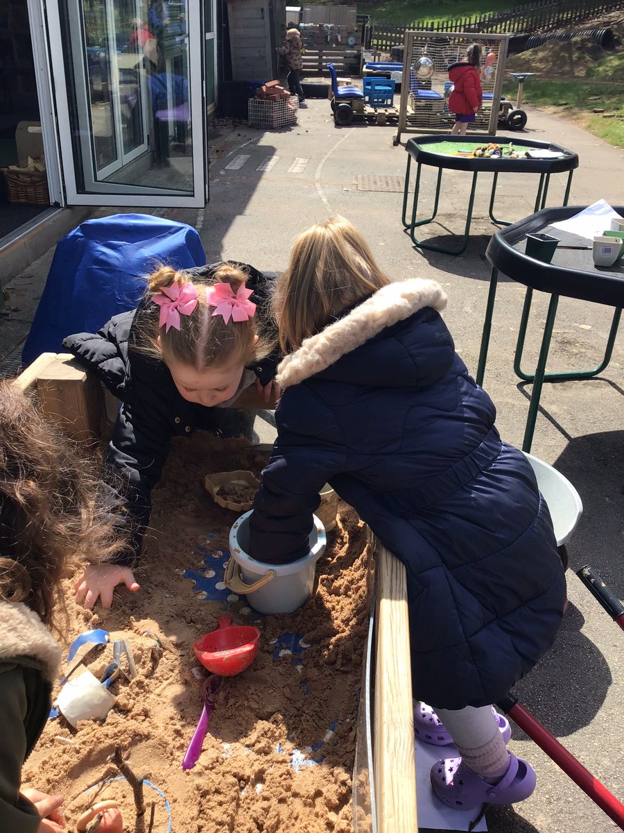 We have been out enjoying the sun today and looking after our vegetables☀️🥬