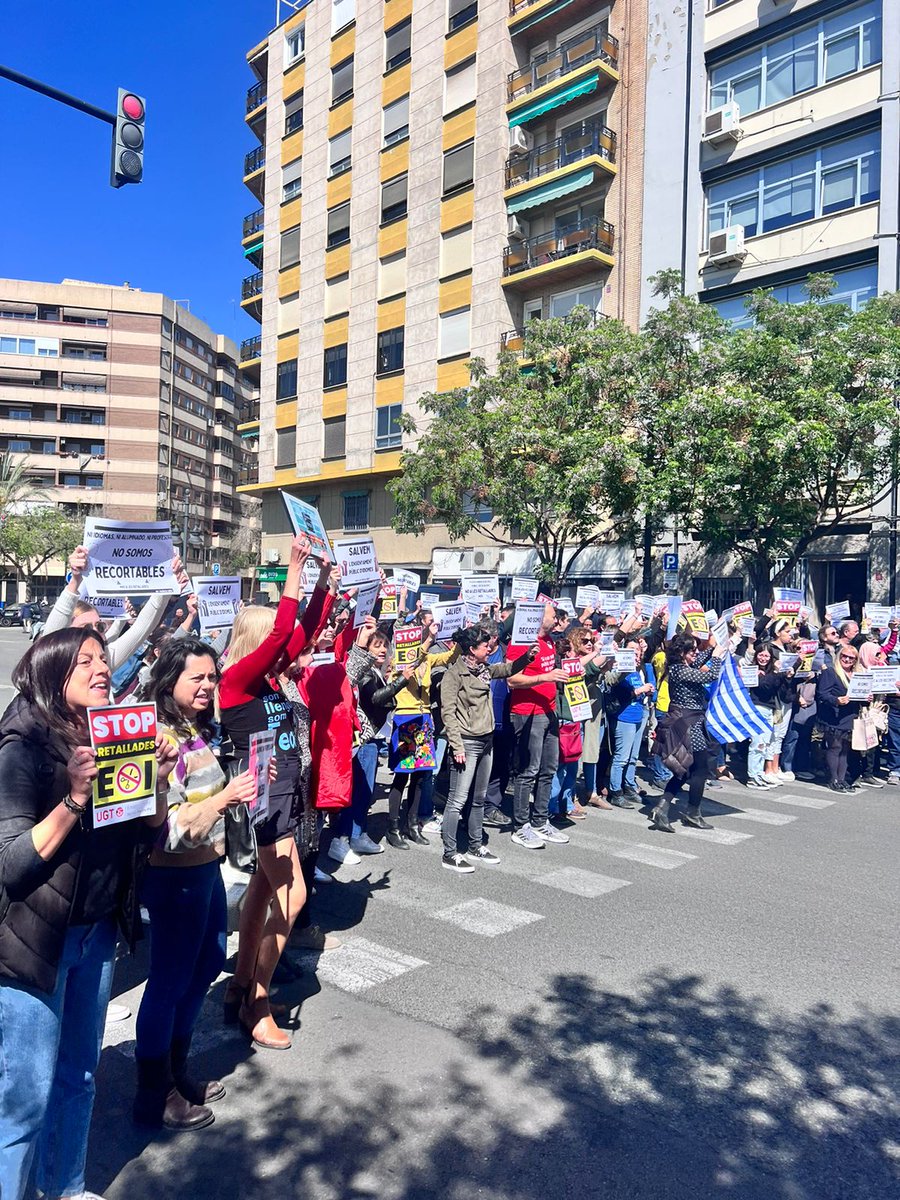 nu_mar_ma's tweet photo. Hui a l'EOI de Saïdia alumnat i professorat hem tallat l'avinguda per a cridar que volem un ensenyament de llengües públic, presencial i de qualitat. Demà a les 16.40 ho tornarem a fer, perquè l'ensenyament de llengües continue sent un dret i no un privilegi per qui el puga pagar https://t.co/HjSbe8QiwW