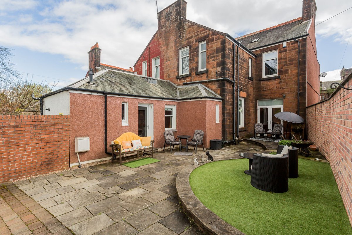 This traditional end terrace in a fine example of a period home that marries the space of a traditional home with a stylish, modern interior.

buff.ly/44aWubP