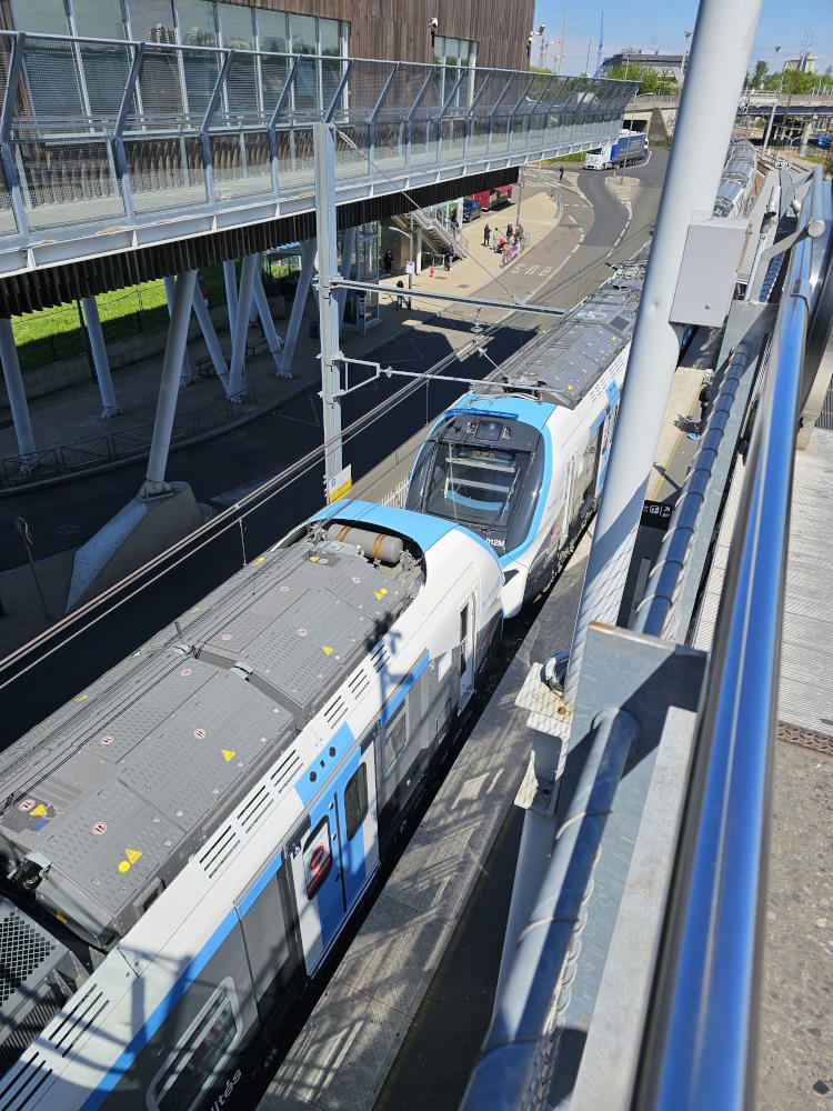 bernard_baur's tweet image. Les nouvelles voies de maintenance disposeront de passerelles pour accéder aux équipements en toiture des #RERNG (la rame à quai permet de les voir 😉) comme déjà des #Regio2N (ces rames disposent déjà du bâtiment à 3 voies face à Créteil-Pompadour et de celui de Corbeil)