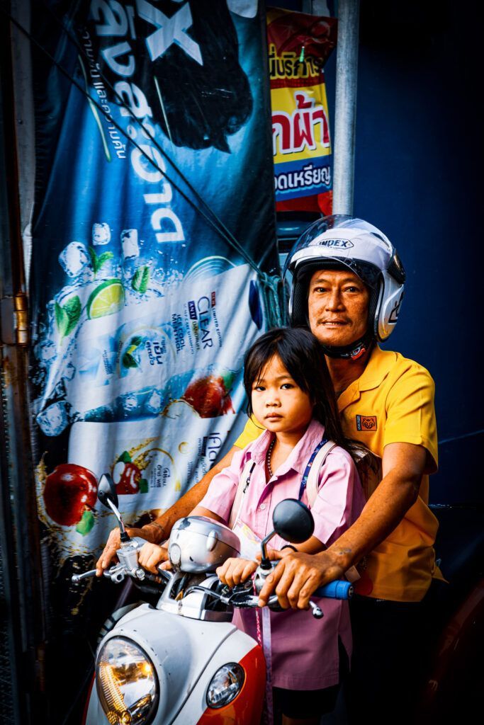 #Thaimaa'n suurimmassa slummissa #Bangkok'in Klong Toeissa eletään koronapandemian ja inflaation seurausten jälkeen uudenalaisessa ahdingossa. Epävarmuutta aiheuttaa myös mahdollinen häätö rakennushankkeiden tieltä. Lue @rauli_virtanen #kuvareportaasi ➡️ buff.ly/3WfrbLa